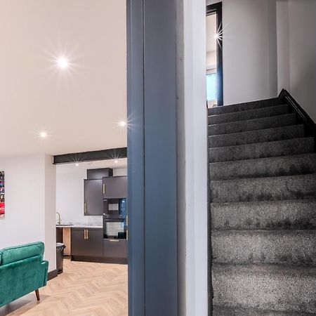 Modern 3Br Home - Private Parking - Tv In Every Bedroom 스완지 외부 사진