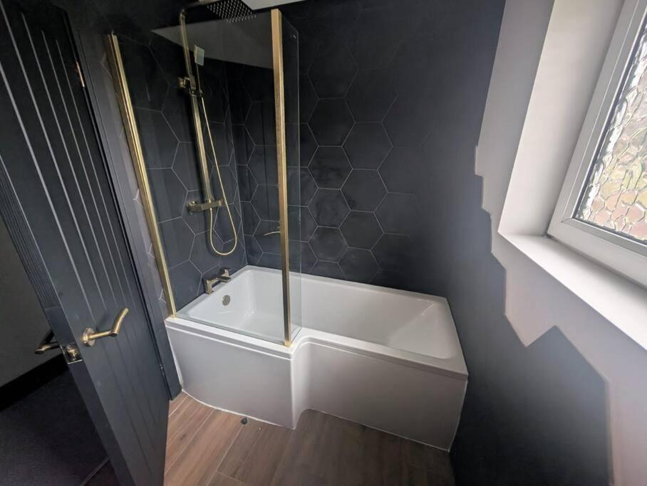 Modern 3Br Home - Private Parking - Tv In Every Bedroom 스완지 외부 사진