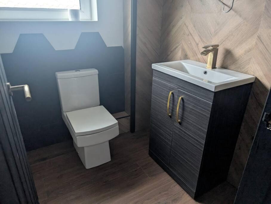 Modern 3Br Home - Private Parking - Tv In Every Bedroom 스완지 외부 사진