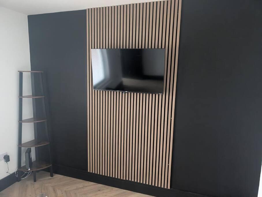 Modern 3Br Home - Private Parking - Tv In Every Bedroom 스완지 외부 사진