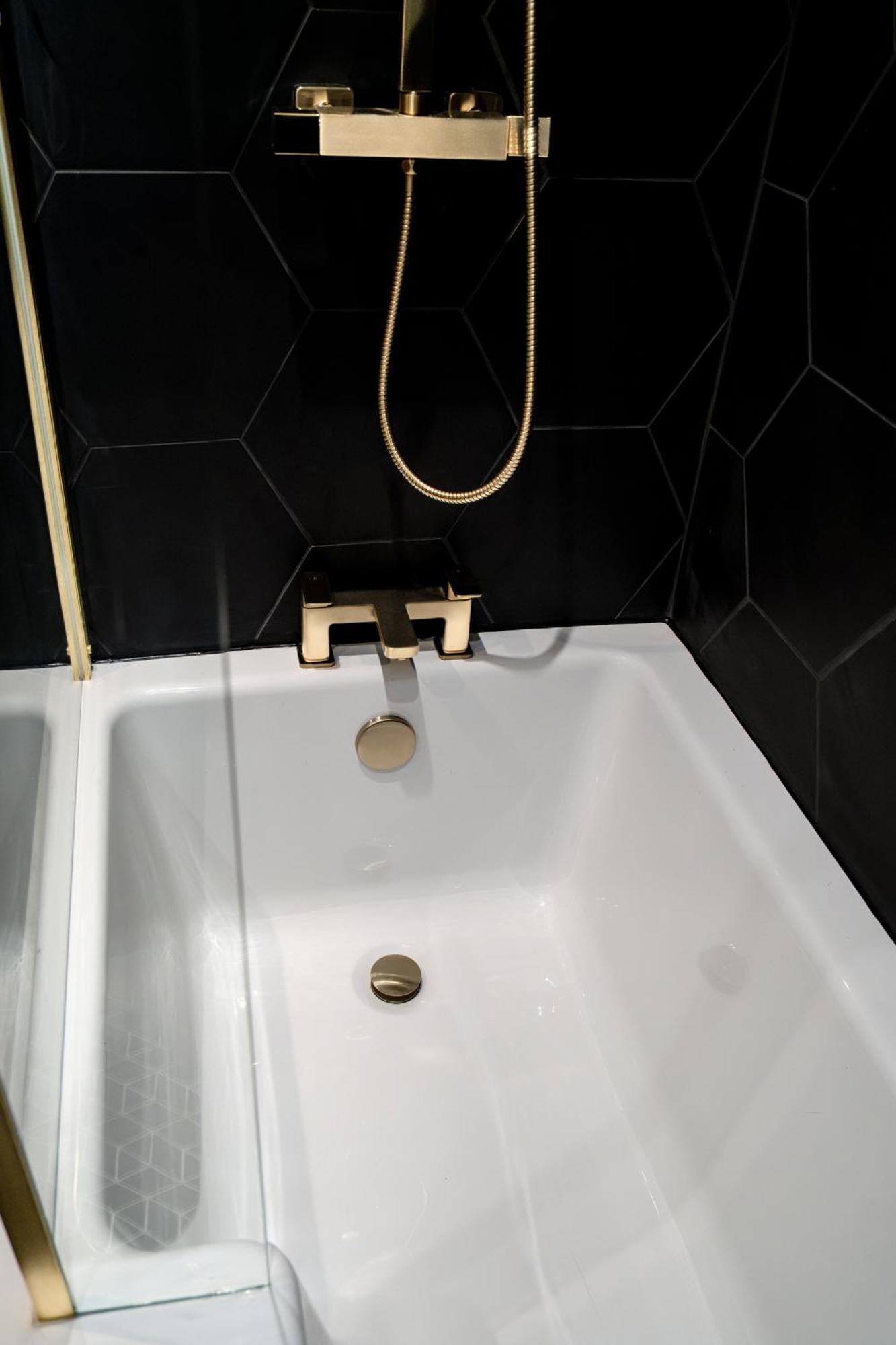Modern 3Br Home - Private Parking - Tv In Every Bedroom 스완지 외부 사진