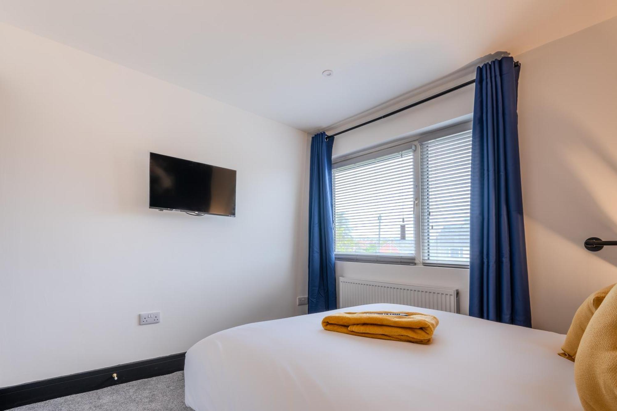 Modern 3Br Home - Private Parking - Tv In Every Bedroom 스완지 외부 사진
