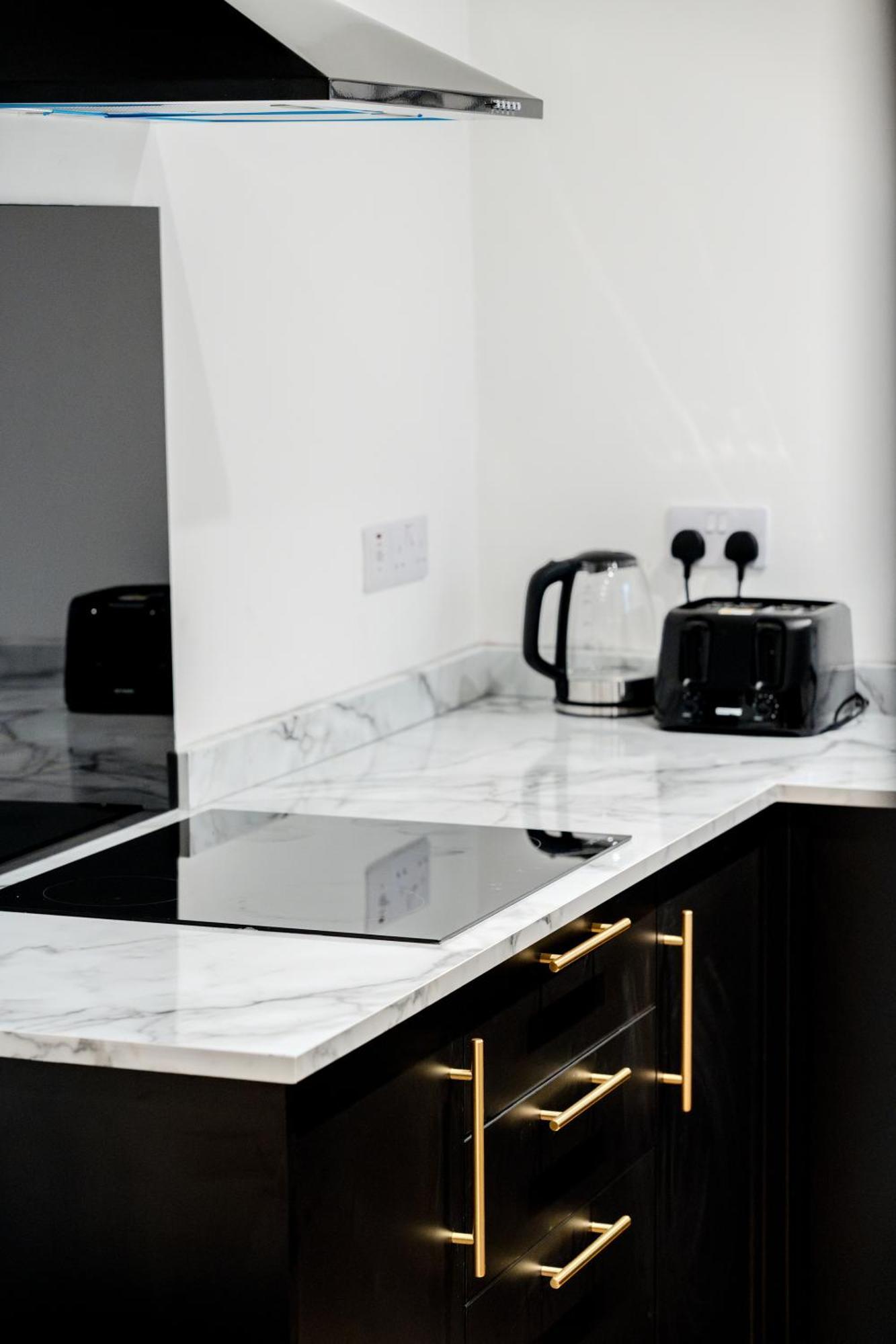 Modern 3Br Home - Private Parking - Tv In Every Bedroom 스완지 외부 사진