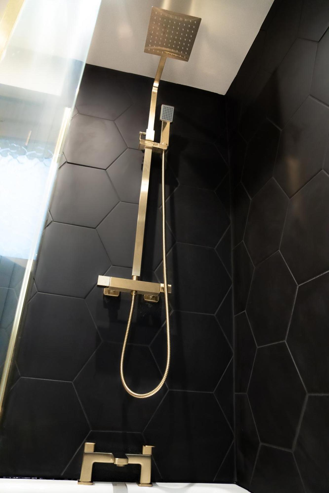 Modern 3Br Home - Private Parking - Tv In Every Bedroom 스완지 외부 사진