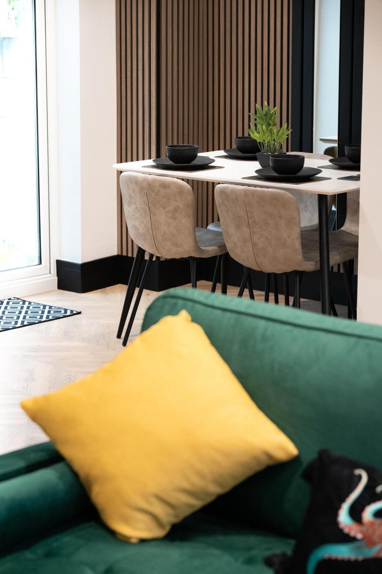 Modern 3Br Home - Private Parking - Tv In Every Bedroom 스완지 외부 사진