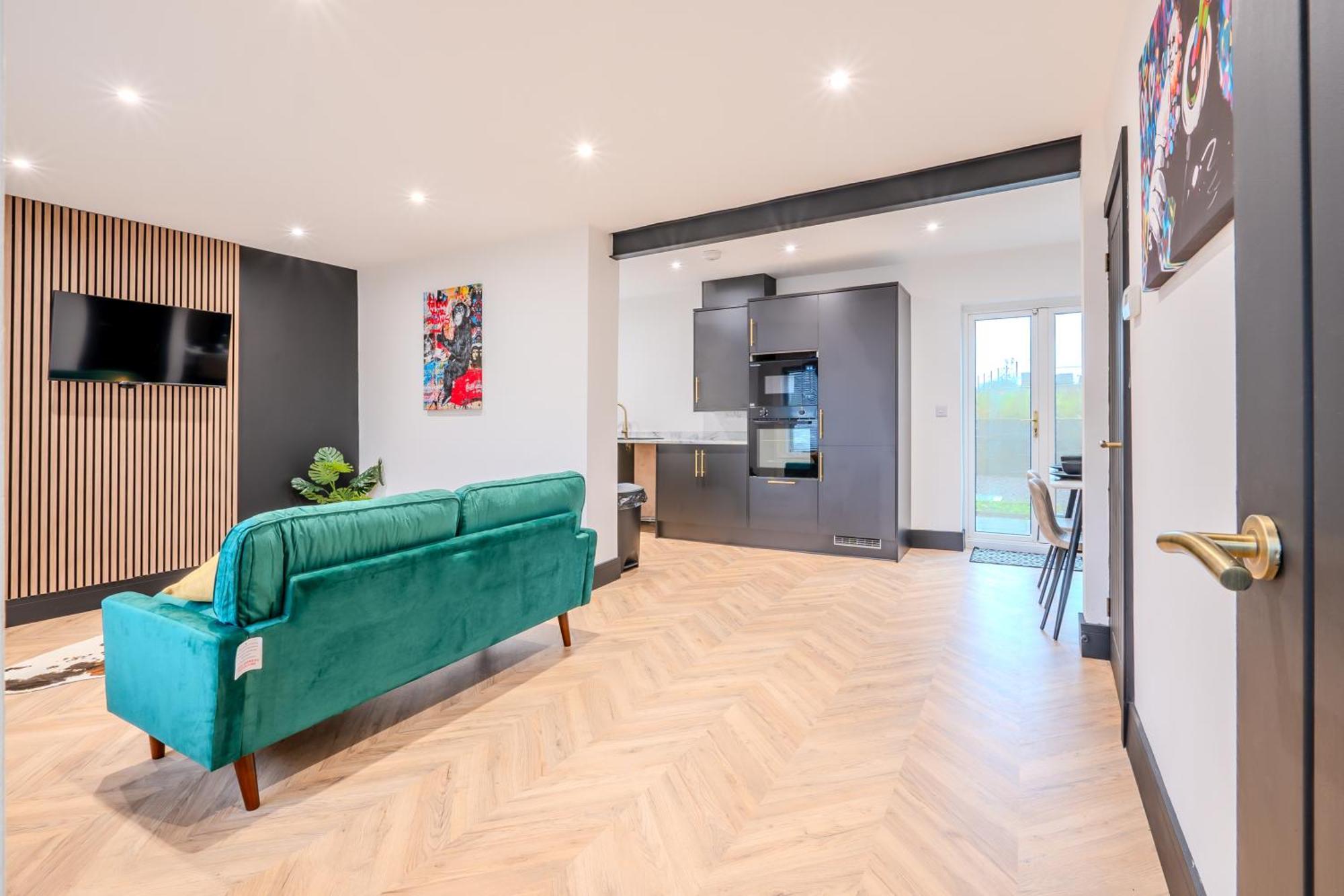Modern 3Br Home - Private Parking - Tv In Every Bedroom 스완지 외부 사진
